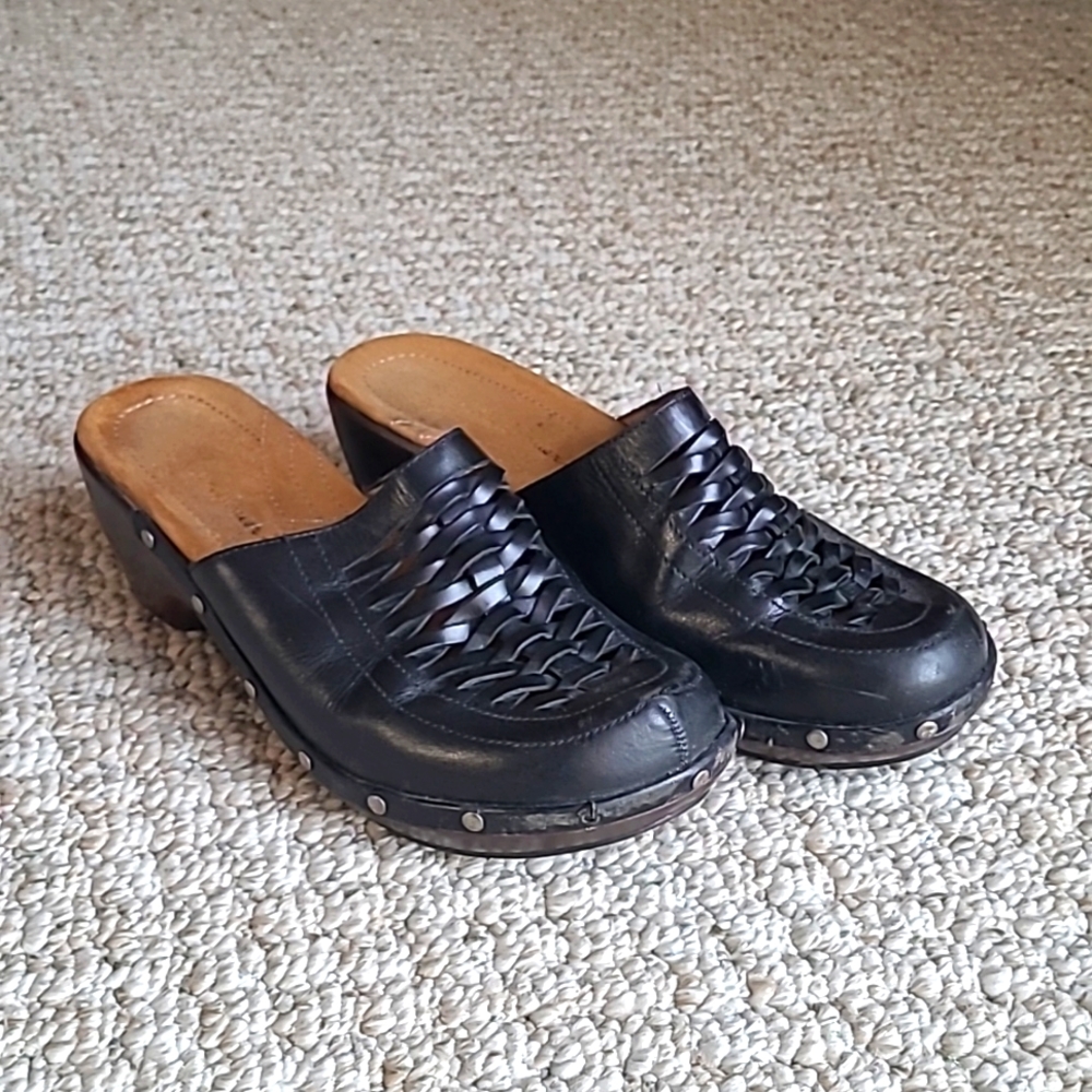 Eddie Bauer heeled clogs black 8.5